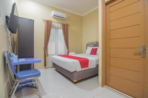 RedDoorz Plus near Syamsudin Noor Airport 3客房内的一张或多张床位