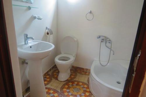 Kutaisi Center Guesthouse的一间浴室