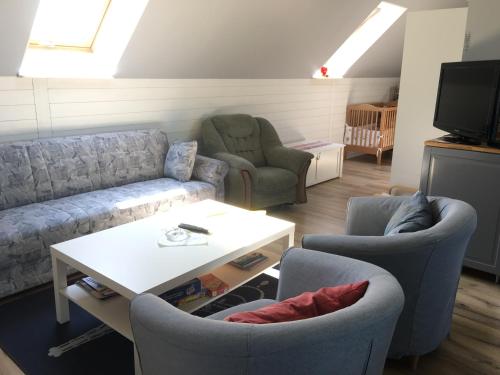 维斯比Statarlängan的客厅配有沙发、两把椅子和一张桌子