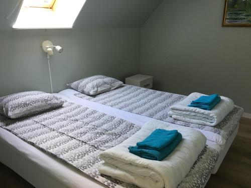 维斯比Statarlängan的客房内的两张床和毛巾
