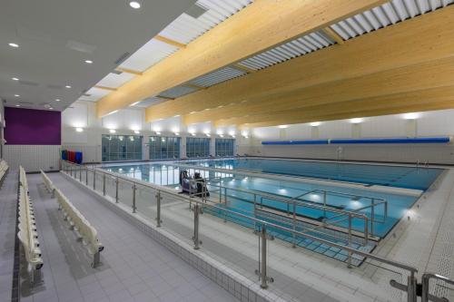 考文垂华威会议中心-斯卡曼酒店的大型建筑中的大型游泳池