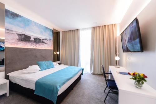 艾福雷诺德美帕幻境酒店的配有一张床和一张书桌的酒店客房