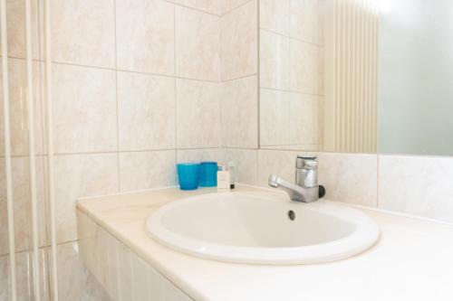布鲁塞尔朗泰尔讷旧城酒店的浴室设有白色水槽和镜子