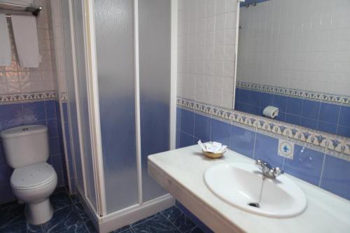 圣玛丽亚港柴卡纳酒店的一间带水槽、卫生间和镜子的浴室