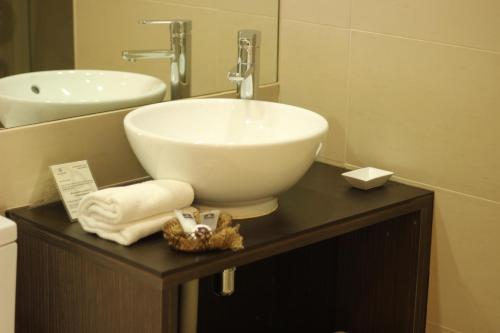 康塞普西翁Hotel Umawue的一间带碗水槽和镜子的浴室