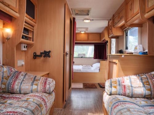 莱姆索塔苏梅岛大篷车露营地的一间带两张沙发的客厅和一间卧室