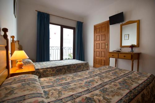 圣埃乌拉利亚萨罗塔旅馆的酒店客房设有两张床和窗户。
