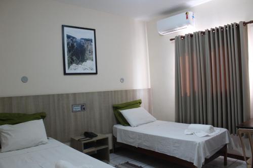 里梅拉利美拉广场酒店的一间医院间,设有两张床和窗户
