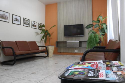 里梅拉利美拉广场酒店的带沙发和电视的客厅