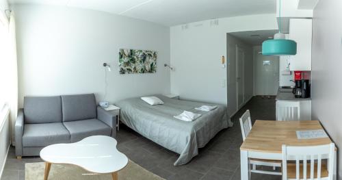 阿卡斯洛姆波罗Hotel Lost In Ylläs的卧室配有1张床、1张桌子和1把椅子