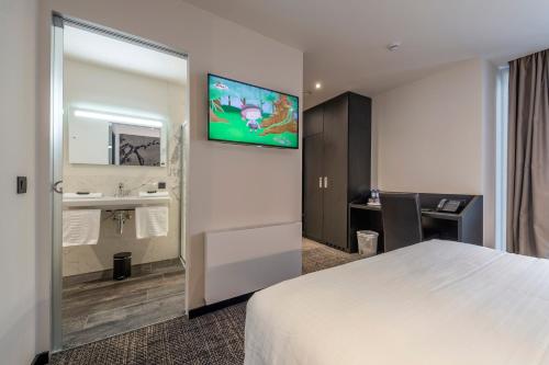 奥斯坦德Hotel Monarc的一间酒店客房 - 带一张床和一间浴室