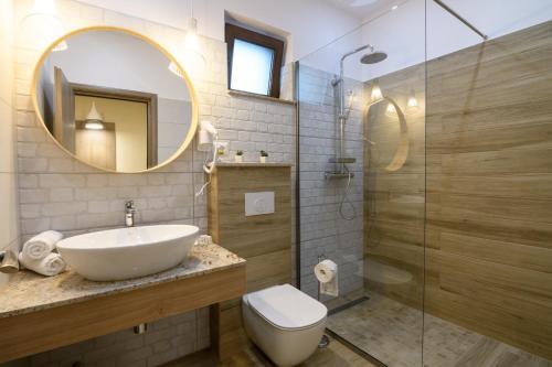 索瓦塔Amethyst的一间带水槽、卫生间和镜子的浴室