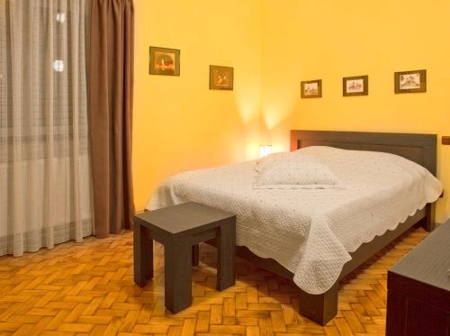 布拉索夫布拉索夫度假屋的一间卧室配有一张床和一张桌子