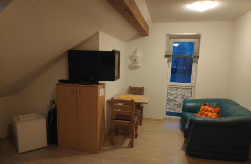克桑滕Inseldorf Wardt的客厅配有电视、沙发和桌子