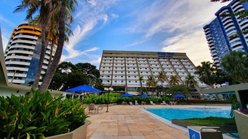特雷西纳蓝树塔里约波蒂酒店的大楼前设有游泳池的酒店