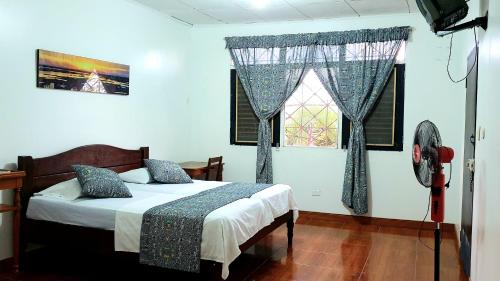 伊基托斯Hostal Maravilla Amazonica的一间卧室设有一张床和一个窗口