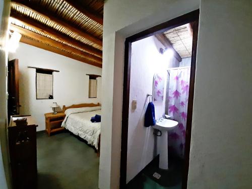 乌玛瓦卡乌玛瓦卡亿索德旅舍的一间卧室配有一张床,浴室设有水槽
