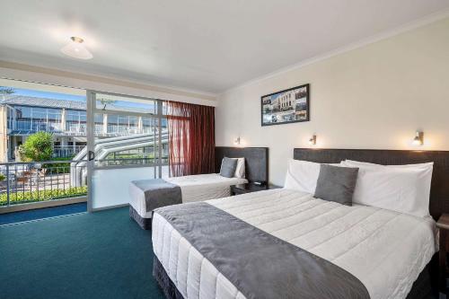纳皮尔纳皮尔品质酒店的酒店客房设有两张床和一个阳台。