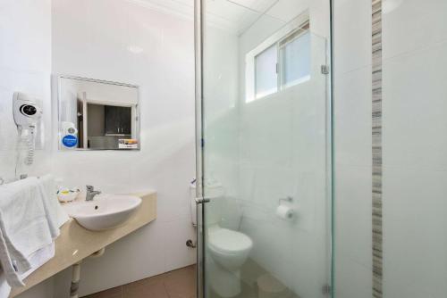 莫里艾克诺洛基莫里Spa汽车旅馆的白色的浴室设有水槽和淋浴。