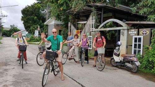 清莱萨卡威度假酒店的一群人骑着自行车沿着街道走