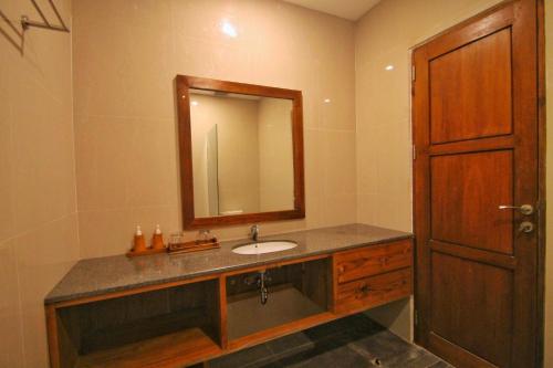 乌布The Kertha Ubud的一间带水槽和镜子的浴室