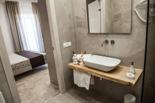 卡尔塔吉罗B&B iMori的浴室配有白色水槽和淋浴。