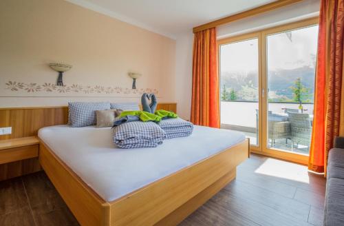 拉迪斯格特索比克旅馆的一间卧室设有一张大床和大窗户