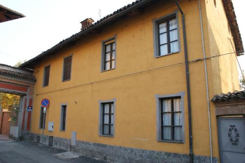 VinovoB&B La Braida的街道上一座黄色建筑,窗户