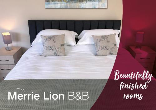 绍瑟姆The Merrie Lion的一间卧室配有带白色床单和枕头的床。