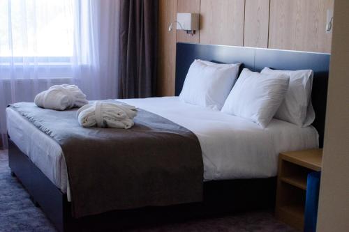 JeseniceAZZA Hotel的酒店客房,配有带毛巾的床