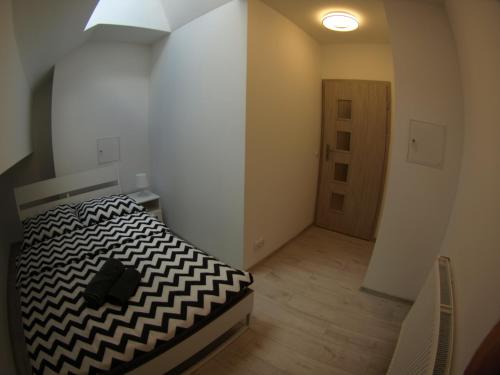 什切青Bulwary Apartments的卧室配有黑白床和门