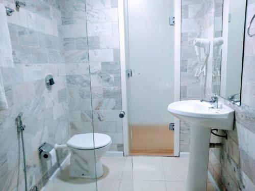 阿雷格里港Hotel Dan Inn Express Porto Alegre - 200 metros do Complexo Hospitalar Santa Casa e UFRGS的浴室配有卫生间、盥洗盆和淋浴。