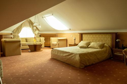 基希讷乌外交官俱乐部酒店的一间带床和浴室的大卧室