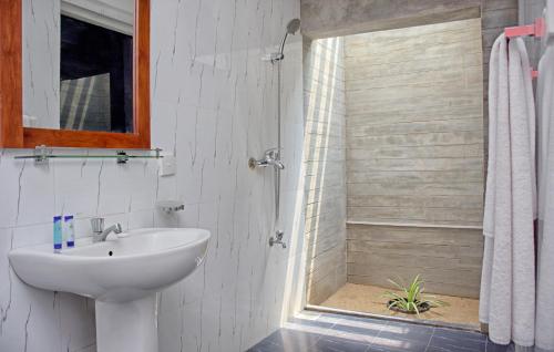 马拉维拉Amagi Beach – Secluded Slice of Paradise的白色的浴室设有水槽和淋浴。