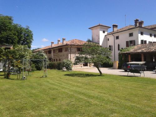 PradamanoAlloggio Agrituristico Conte Ottelio的一个带秋千的公园的庭院