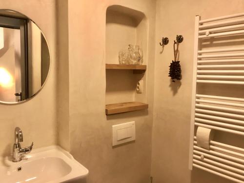 博维茨The Little Room的一间带水槽和镜子的浴室