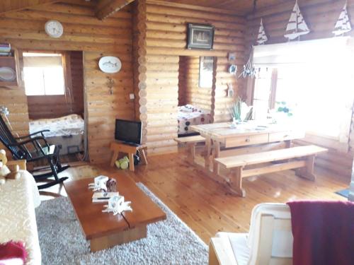 纳坦利Velkuanmaa Lomamökki的客厅设有木舱和桌子