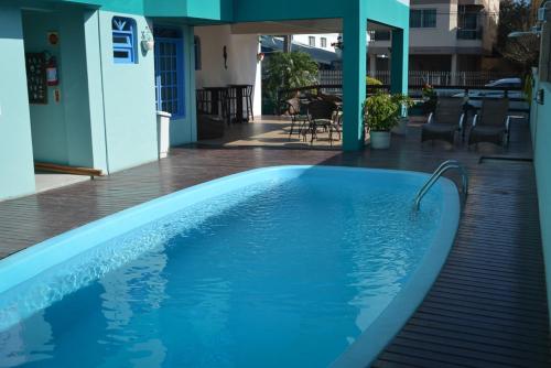 弗洛里亚诺波利斯Dom Fish Hotel & Rede Hs Hotelaria的毗邻天井的大型蓝色游泳池