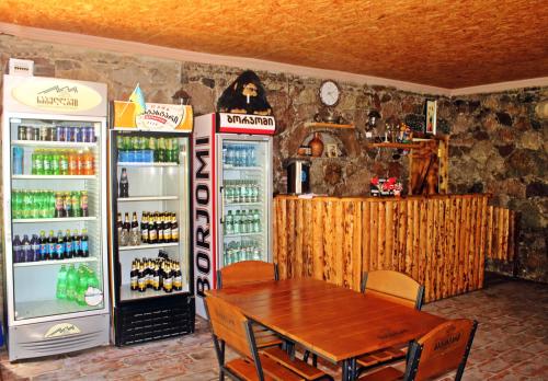 瓦尔齐亚SADA Guesthouse的一间带桌子和2台冰箱的用餐室