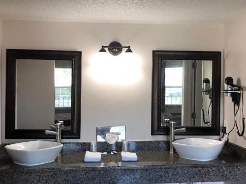 恩格尔伍德Sun Coast Inn的浴室设有2个水槽和2个镜子