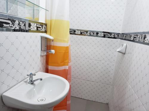 库斯科Feliz Vista Casa-Hospedaje的一间带水槽和淋浴的浴室