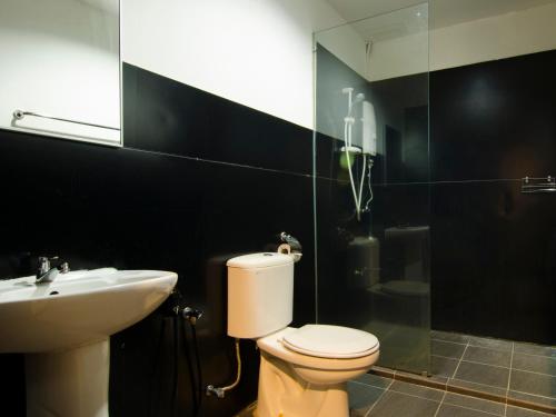 珍南海滩卡萨菲娜美好家园的浴室配有卫生间、盥洗盆和淋浴。