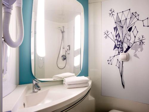 阿尔比阿尔比中心宜必思快捷酒店的一间带水槽和镜子的浴室