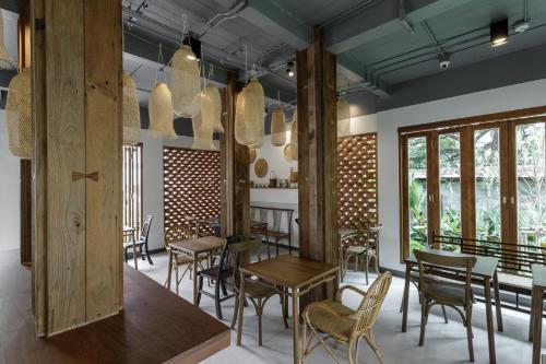 清迈The Locals Chiang Mai的用餐室设有桌椅和窗户。