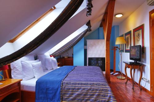 布尔诺里克皇家酒店的一间卧室设有一张大床和大窗户