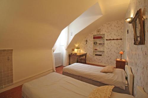Saint-Priest-TaurionDomaine de Bort的阁楼间 - 带两张床和窗户