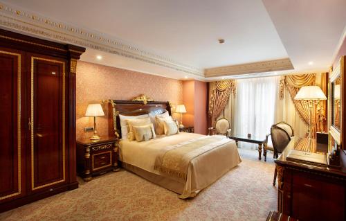 伊斯坦布尔Ottoman's Life Hotel Deluxe的一间卧室设有一张大床和两个床头柜
