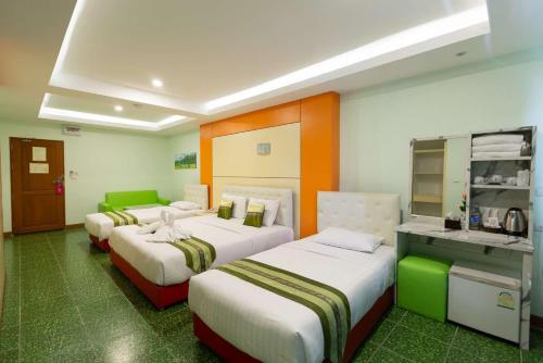 曼谷幸运翠景酒店的酒店客房设有三张床和厨房