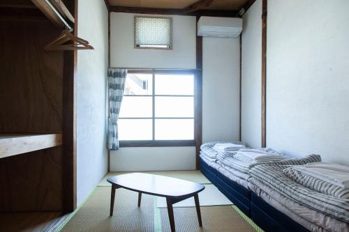 Fukuoka Guesthouse HIVE客房内的一张或多张床位