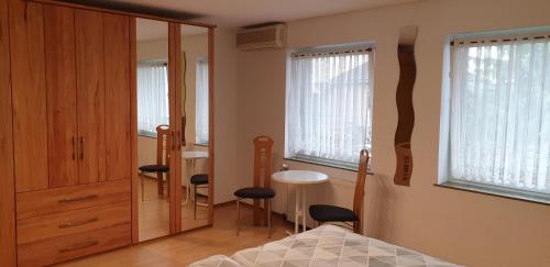 博恩海姆Gästezimmer Junglas的卧室配有床、桌子和窗户。